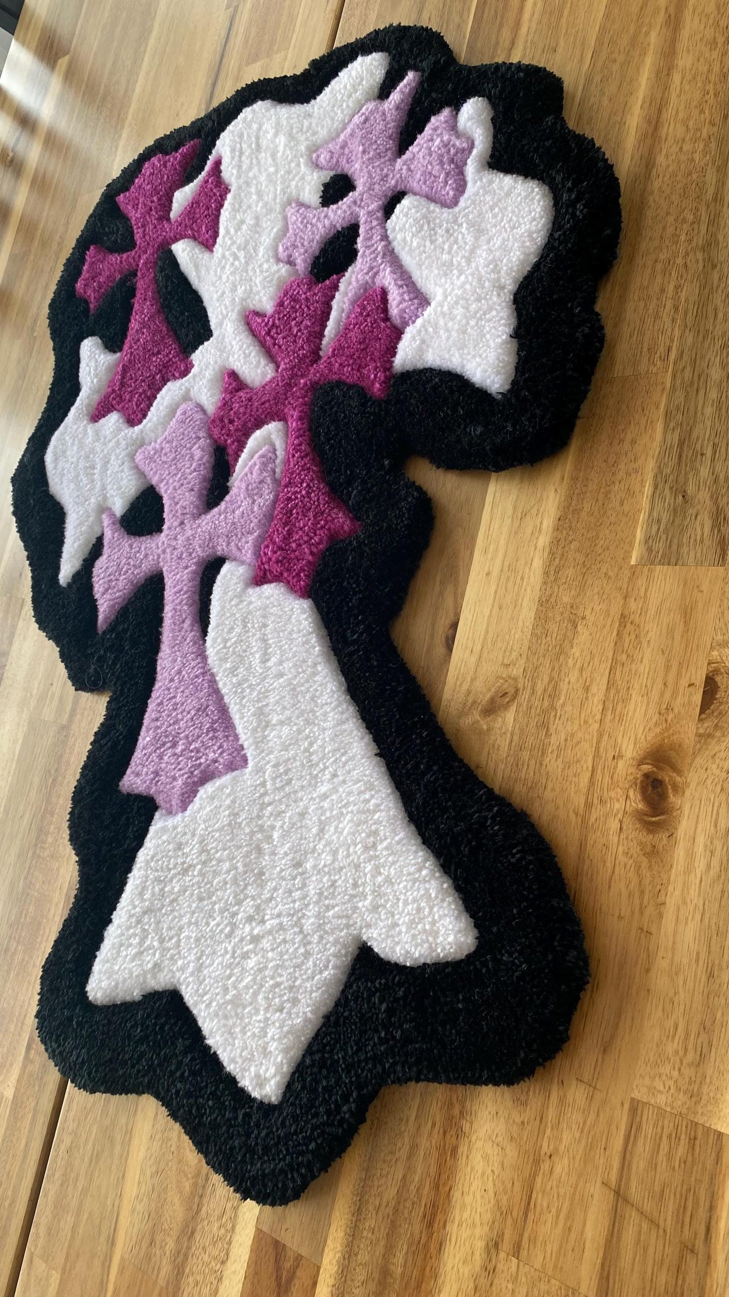 Gotik Haç Halı - 71x49cm Mor Beyaz El Yapımı Tufting Duvar Sanatı