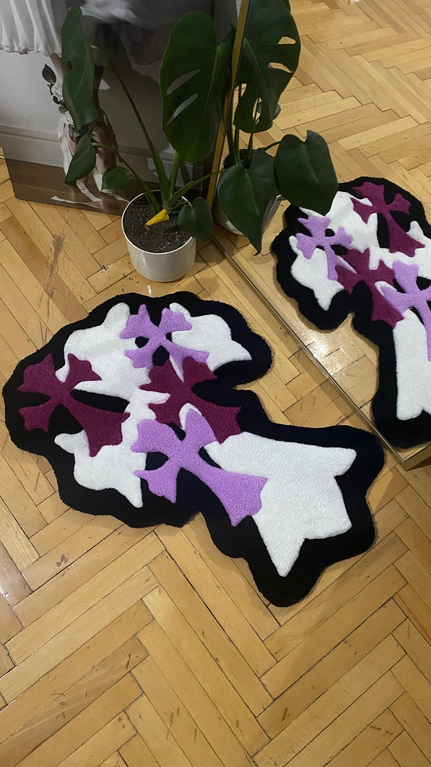 Gotik Haç Halı - 71x49cm Mor Beyaz El Yapımı Tufting Duvar Sanatı