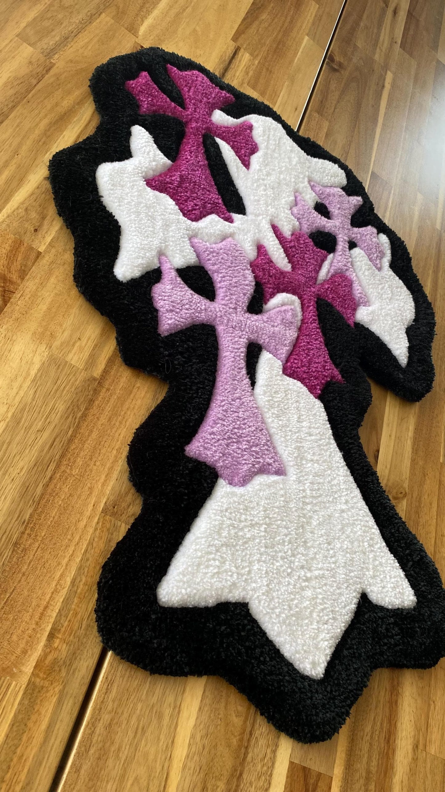 Gotik Haç Halı - 71x49cm Mor Beyaz El Yapımı Tufting Duvar Sanatı