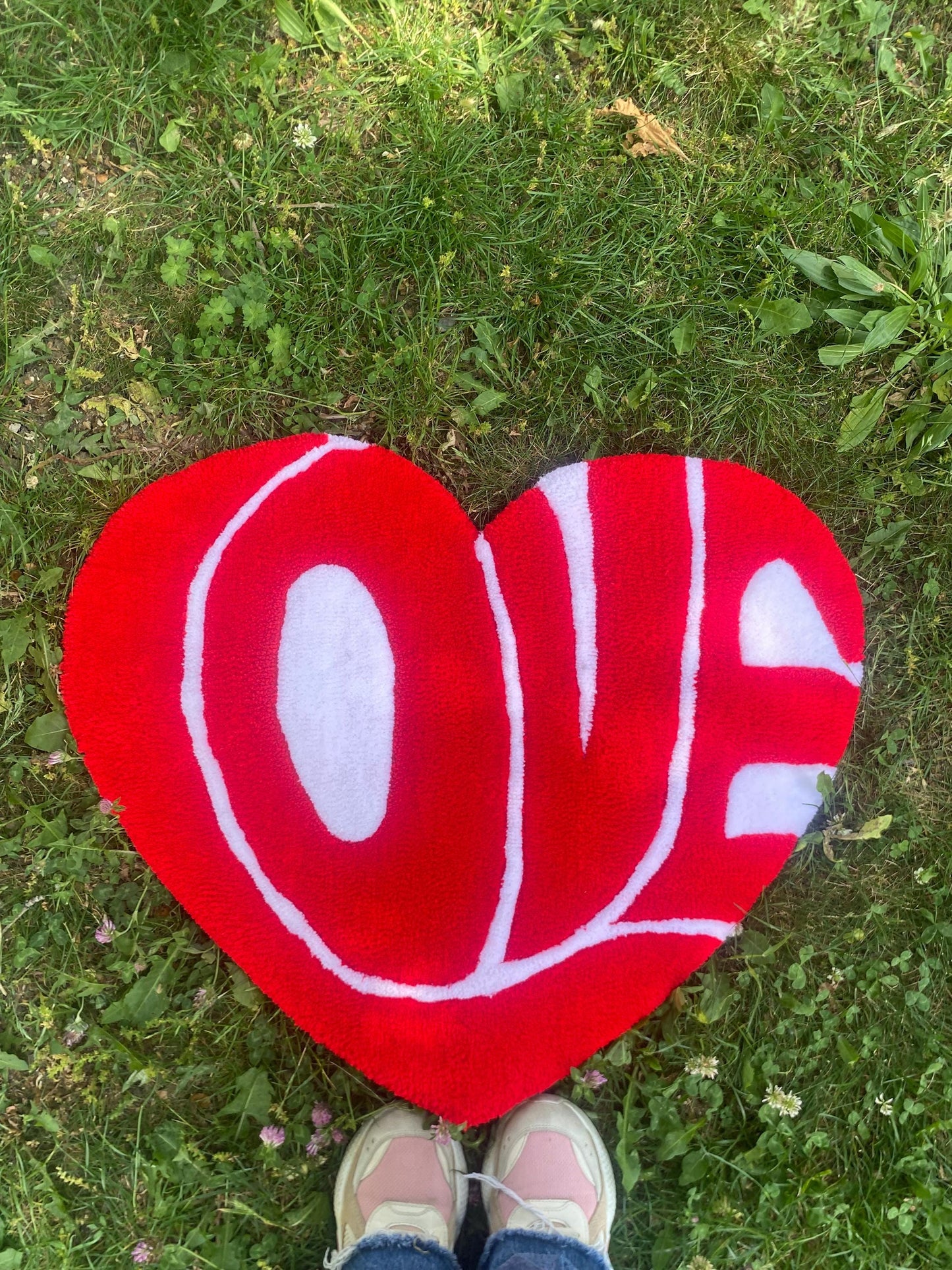 Kalp Şeklinde LOVE Halı - Kırmızı Beyaz El Yapımı Sevgililer Günü Dekorasyonu