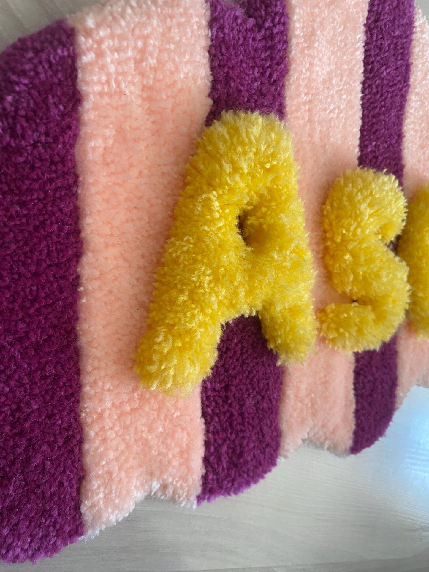 Özel İsim Tufting Halısı - El Yapımı Akrilik İplik Dekorasyon 56x34 cm