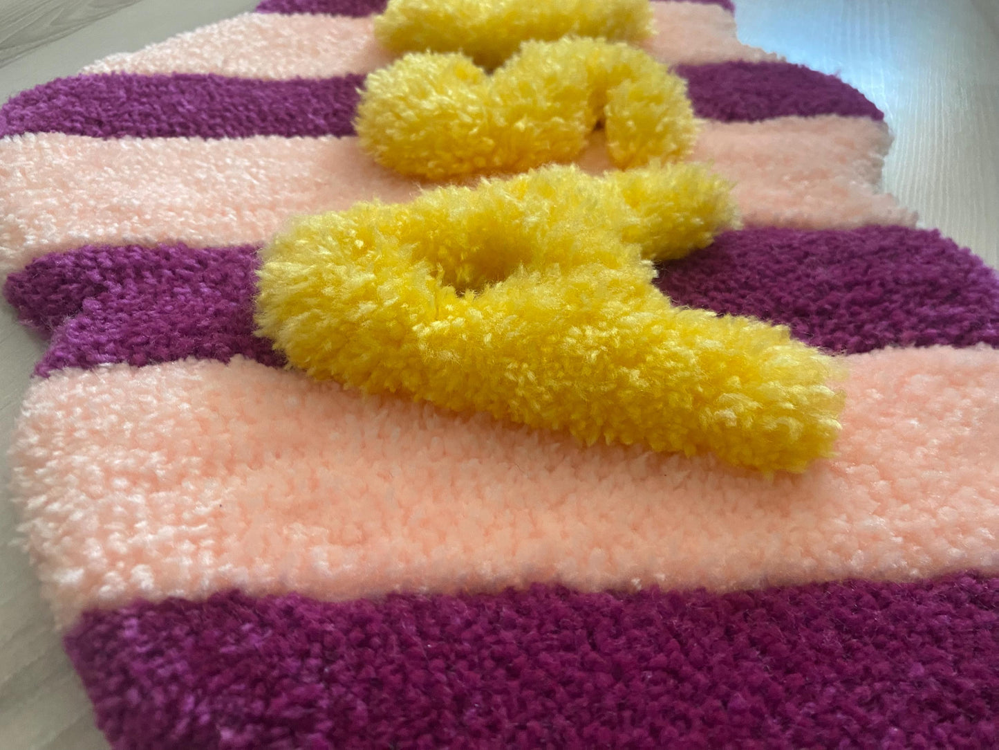 Özel İsim Tufting Halısı - El Yapımı Akrilik İplik Dekorasyon 56x34 cm