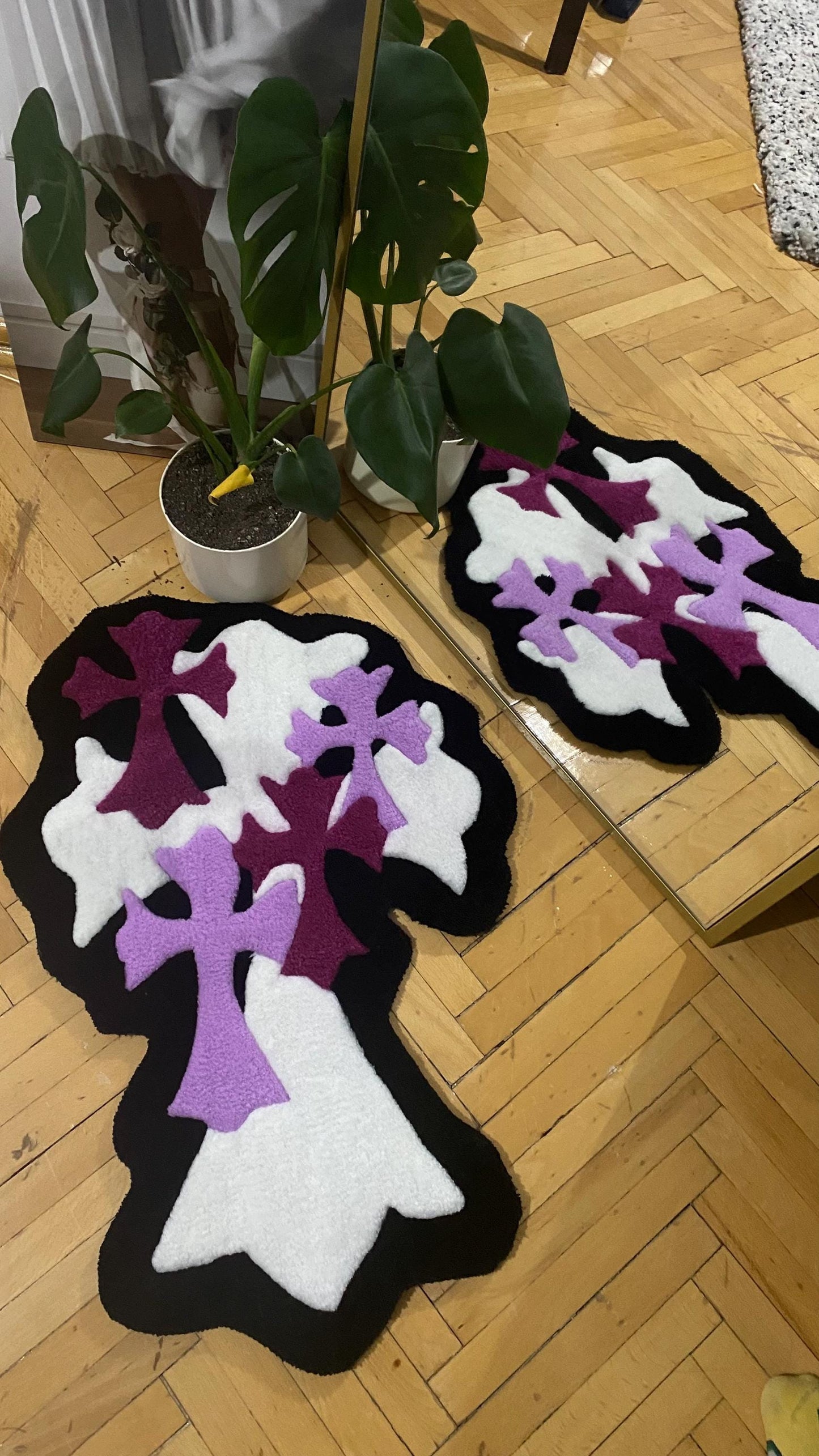 Gotik Haç Halı - 71x49cm Mor Beyaz El Yapımı Tufting Duvar Sanatı